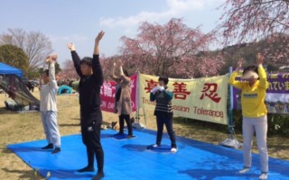 愛知県の桜まつりで法輪功を紹介